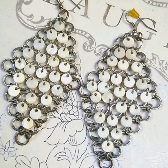 Vintage Boho 1970s Dangling Silver Tone Shell Disc Pierced Earrings - Picture 5 of 12